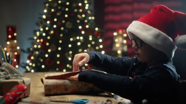 Niño Preparando Regalos Navidad Para Familia — Vídeo de stock