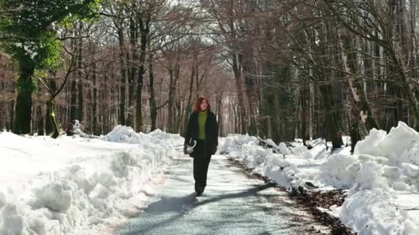 Giovane Donna Che Cammina Una Strada Innevata Con Ombrello — Video Stock