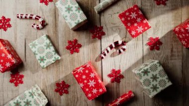 Noel hediyeleri arasında ışık arıyor .