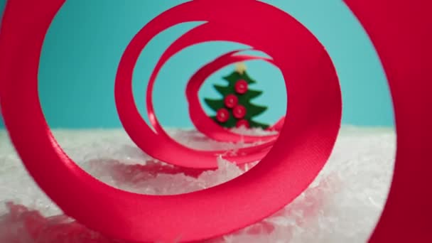 Χριστουγεννιάτικο Δέντρο Διακόσμηση Μέσα Μια Σπείρα Κορδέλα — Αρχείο Βίντεο