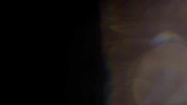 在黑色背景上闪烁的真实光泄漏转换 — 图库视频影像