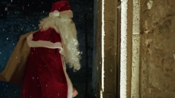 Papá Noel Entrando Una Vieja Casa Para Navidad — Vídeo de stock