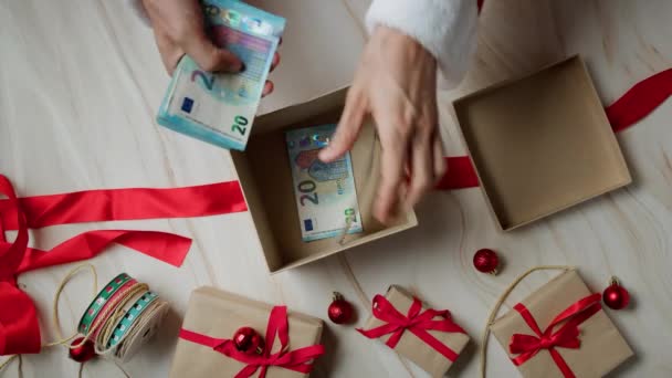 Noel Baba Para Dolu Bir Hediye Hazırlıyor — Stok video