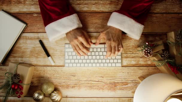 Noel Baba Noel Için Bilgisayarındaki Masasında Çalışıyor — Stok video