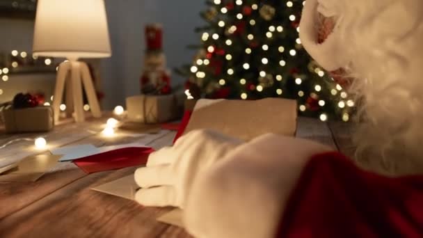圣诞老人在看一本旧书中的圣诞信 — 图库视频影像