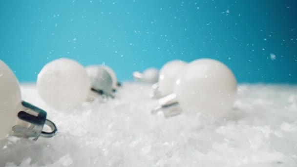 Bolas Natal Branco Sob Neve Caindo — Vídeo de Stock