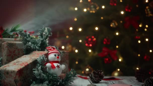 Drobný Sněhulák Dárky Pod Vánoční Stromeček — Stock video