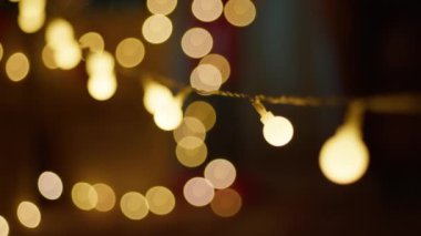 Arka planda sallanan parlak noel ışıkları . 
