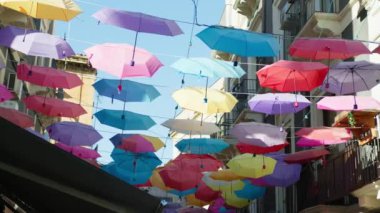 Şemsiyeler Catania 'da rüzgarla hareket ediyor.. 