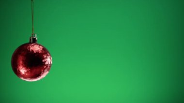 Fotokopi alanı olan renk arkaplanı üzerine noel topu.