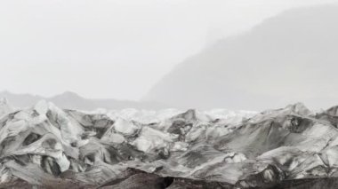 İzlanda 'da küresel ısınma nedeniyle eriyen buzullar.