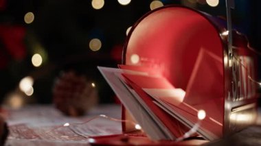 Noel Baba posta kutusu Noel mektuplarıyla dolu..