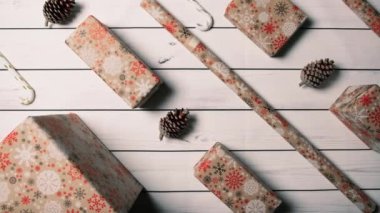 Çam kozalakları ve Noel arkaplanı .