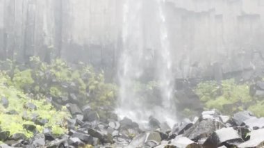 Oudoor yüksek şelalesi bazaltik kaya ve misk üzerine çarpıyor.