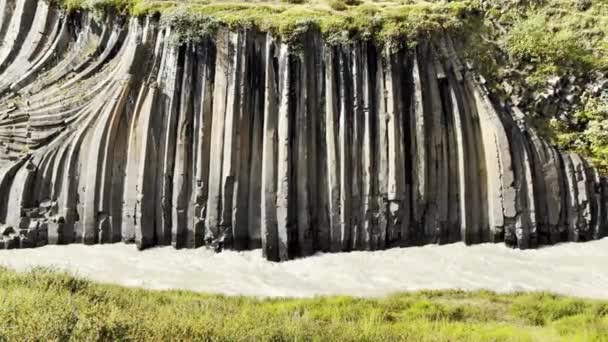 Basaltic Wall Spowodowane Erotion Pobliżu Rzeki Islandii — Wideo stockowe