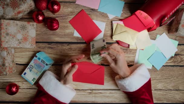 Noel Baba Hediye Olarak Para Dolu Zarflar Hazırlıyor — Stok video
