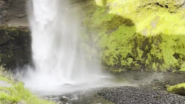 Watervallen Eindigt Rotsen Maken Van Water Sprays — Stockvideo