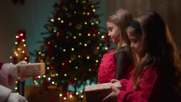 Irmãzinhas Recebendo Presentes Papai Noel — Vídeo de Stock
