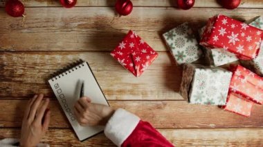 Noel Baba Noel hediyelerini not alıyor. . 