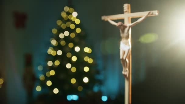 耶稣的十字架挂在圣诞树的后面 — 图库视频影像