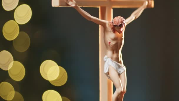 耶稣在十字架上闪烁着模糊的灯光 — 图库视频影像