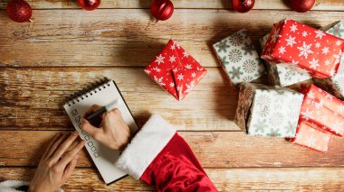 Noel Baba Noel hediyelerini not alıyor, düz tabaka.. 