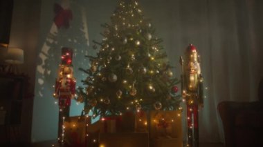 Noel ağacının altında hediyeli fındıkkıranlar . 