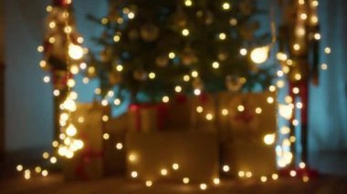 Bulanık bir Noel ağacından sarkan ışık . 