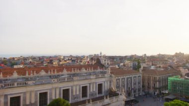 Şehir manzarası ve Catania meydanı, Sicilya . 