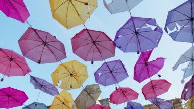 Paris 'te güneşli bir günde şemsiye kompozisyonu . 