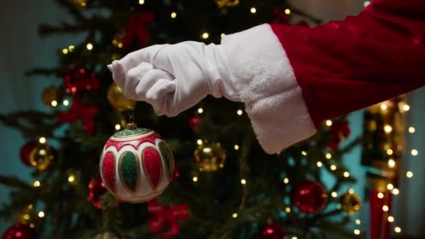 圣诞老人手里拿着一个五彩缤纷的圣诞球 — 图库视频影像