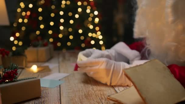 Санта Клаус Анализирует Рождественские Письма — стоковое видео