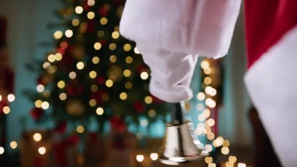 Santa Claus Tocando Una Campana Para Celebrar Navidad — Vídeo de stock