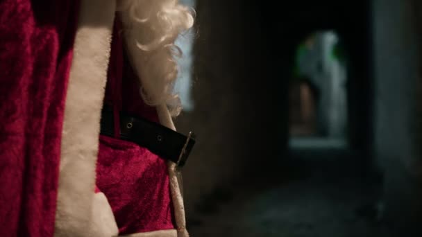 Santa Odpočívá Dotýká Opasku — Stock video