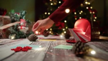 Noel 'de süslemek için ışık koyan adam . 
