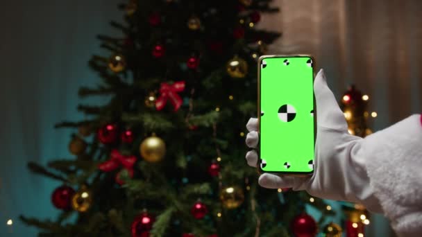 Santa Držení Smartphone Vánoční Strom Pozadí Zelená Obrazovka — Stock video