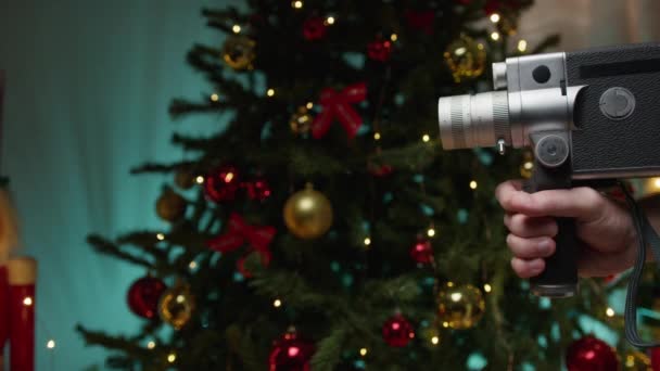 Main Tenant Caméra Vintage Avec Fond Arbre Noël — Video