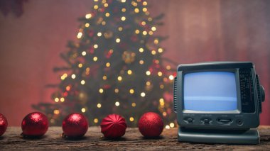 Noel ağacının altında Statik Televizyon oynuyor 