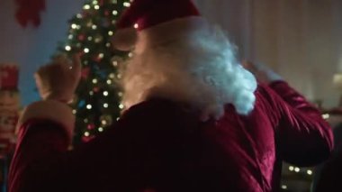 Noel Baba Noel 'den sonra dans edip eğleniyor. . 