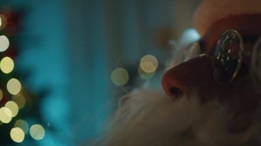 Noel Baba şöminenin yanında dinleniyor.. 