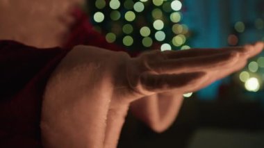 Soğuk Noel Baba 'yı ısıtmak için şömineden sıcak hava. . 