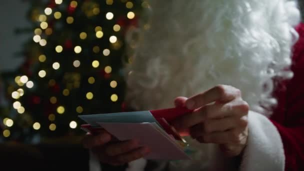 Санта Клаус Ищет Через Рождественские Письма — стоковое видео