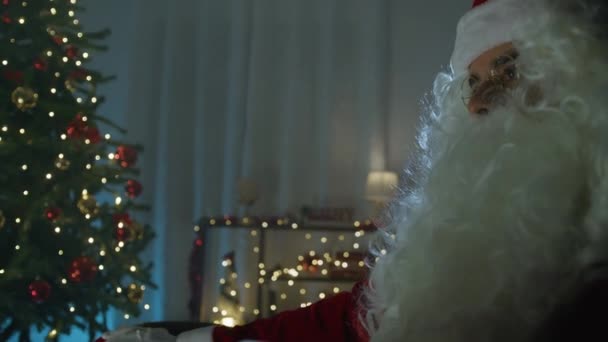 Święty Mikołaj Oszołomiony Światłami Telewizora — Wideo stockowe