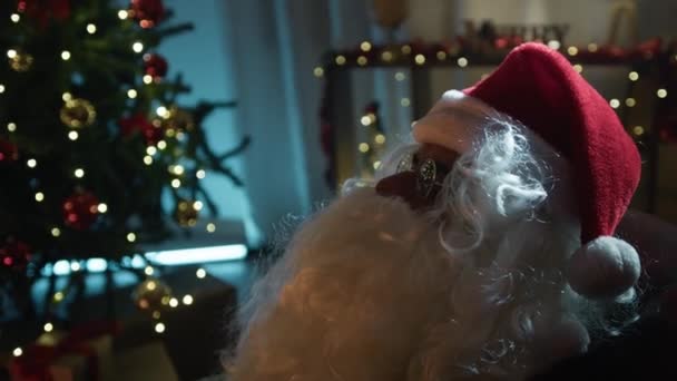 桑塔圣诞老人在壁炉前的安慰夜 — 图库视频影像