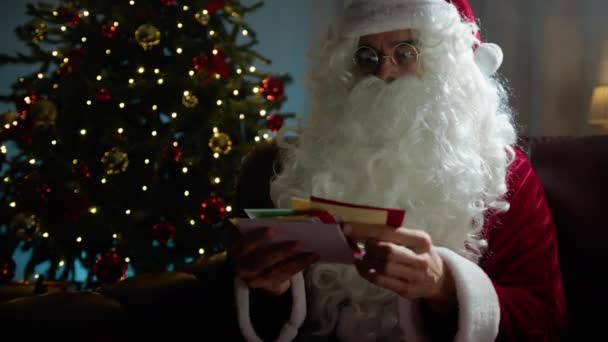 圣诞老人在看孩子们的遗愿信 — 图库视频影像