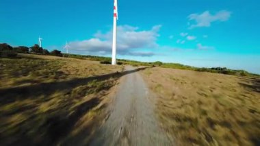 Dağlardaki rüzgar santrali teknolojisi, hava manzarası..