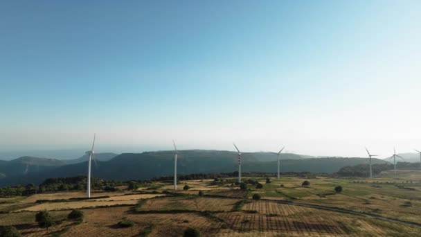 Windkraftanlagentechnik Auf Den Bergen Luftaufnahme — Stockvideo