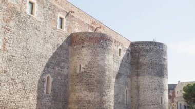 Catania, Sicilya 'da Castello Ursino' nun ağır duvarları .