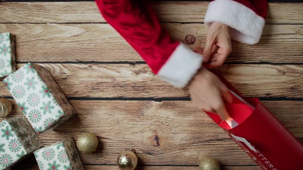 Weihnachtsmann Öffnet Briefe Voller Geld Für Geschenke — Stockvideo