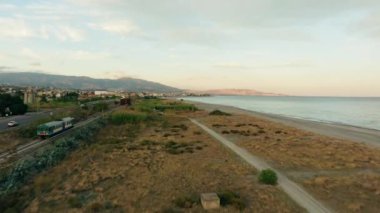 Okyanusun Yakınındaki Küçük Bir Treni İzlemek.